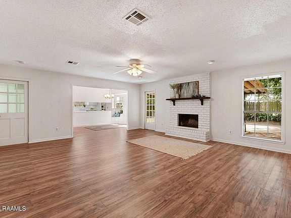 3rd image of 213 Saint Benjamin Dr