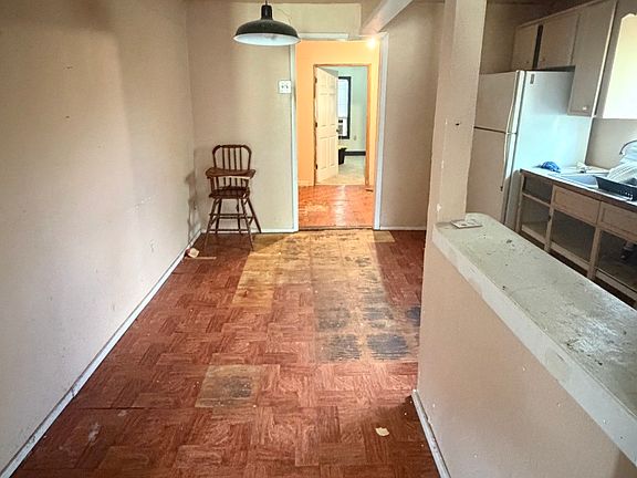4th image of 574 E Marshall St
