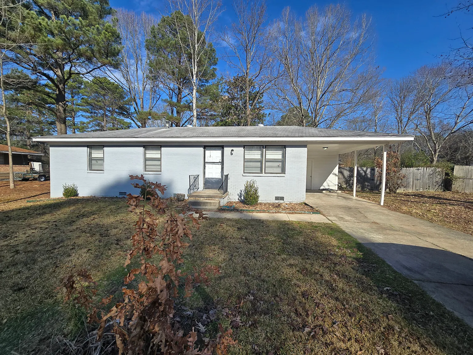 Comfortable Single-Story 3-Bedroom Home with Fenced Yard & Carport — Photo 1