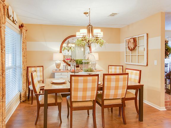 5th image of 614 Yorkshire Dr