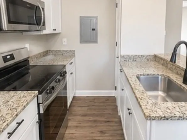 111 Main St, 111 Main St #3, Kingston, NH 03848