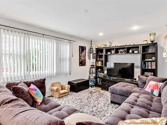 4th image of 87 Twin Lawns Ave
