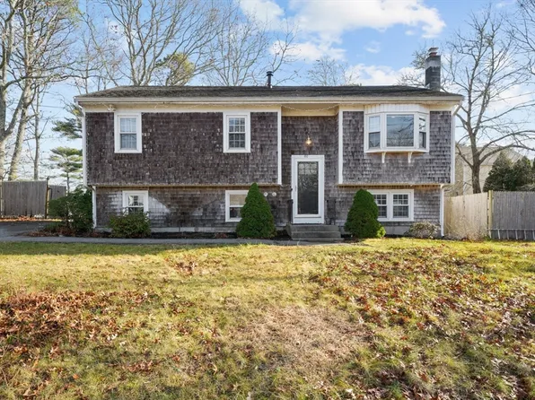 81 Mayflower Ln, Wareham, MA 02571