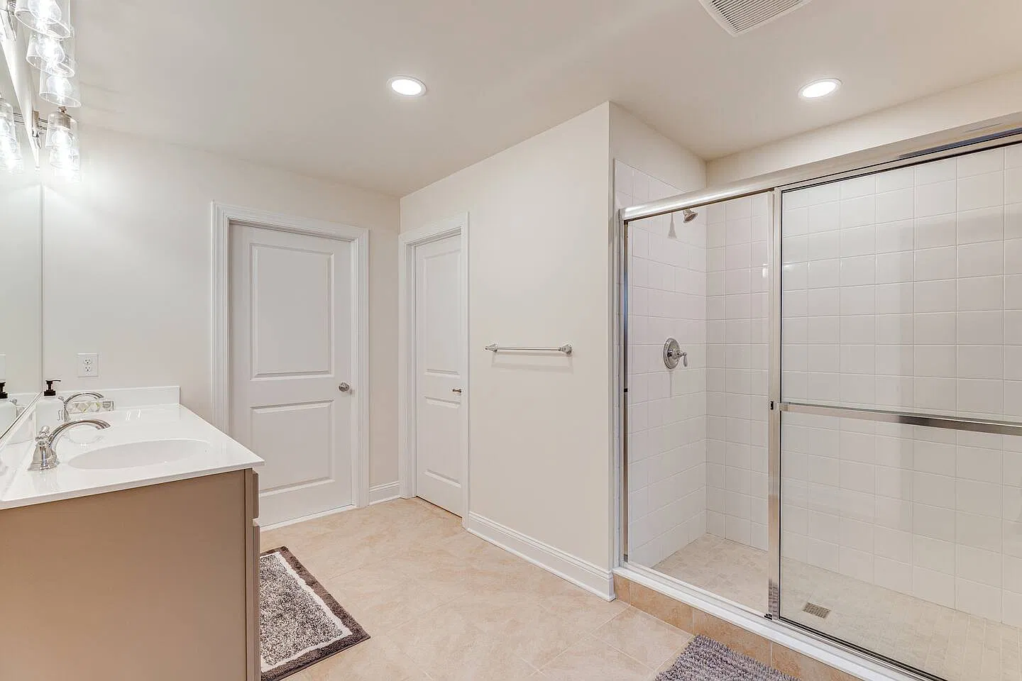 5 bed, 3590 sqft, $3,990 — Photo 2