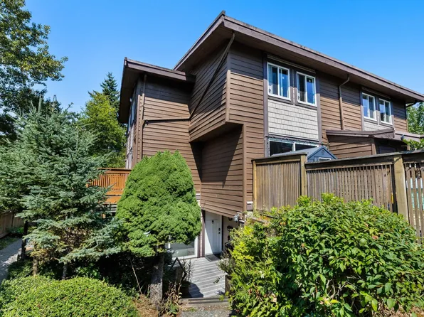 302 Highland Way #2, Pt Moody, BC V3H 3V7