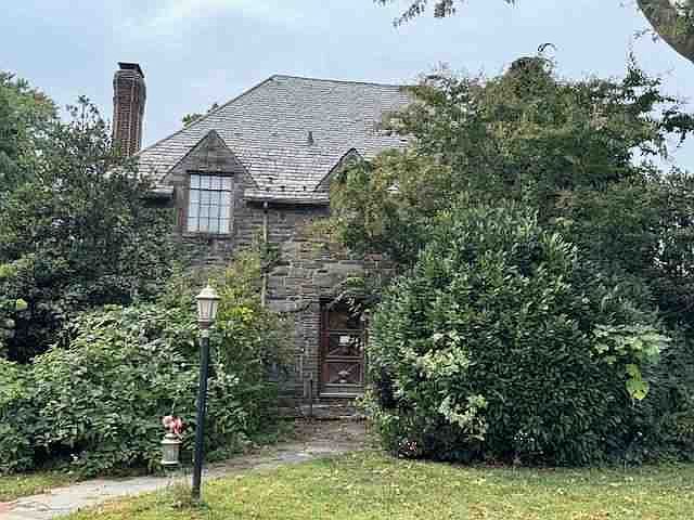 1st image of 1122 Childs Ave