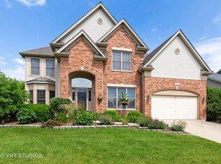 805 Chasewood Dr, South Elgin, IL 60177