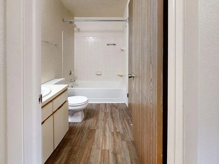 Irish Hills Apartments — Photo 28