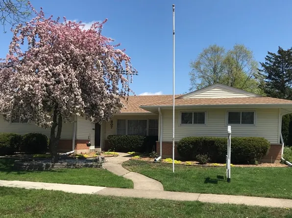 807 Brantwood Pl, Elk Grove Village, IL 60007