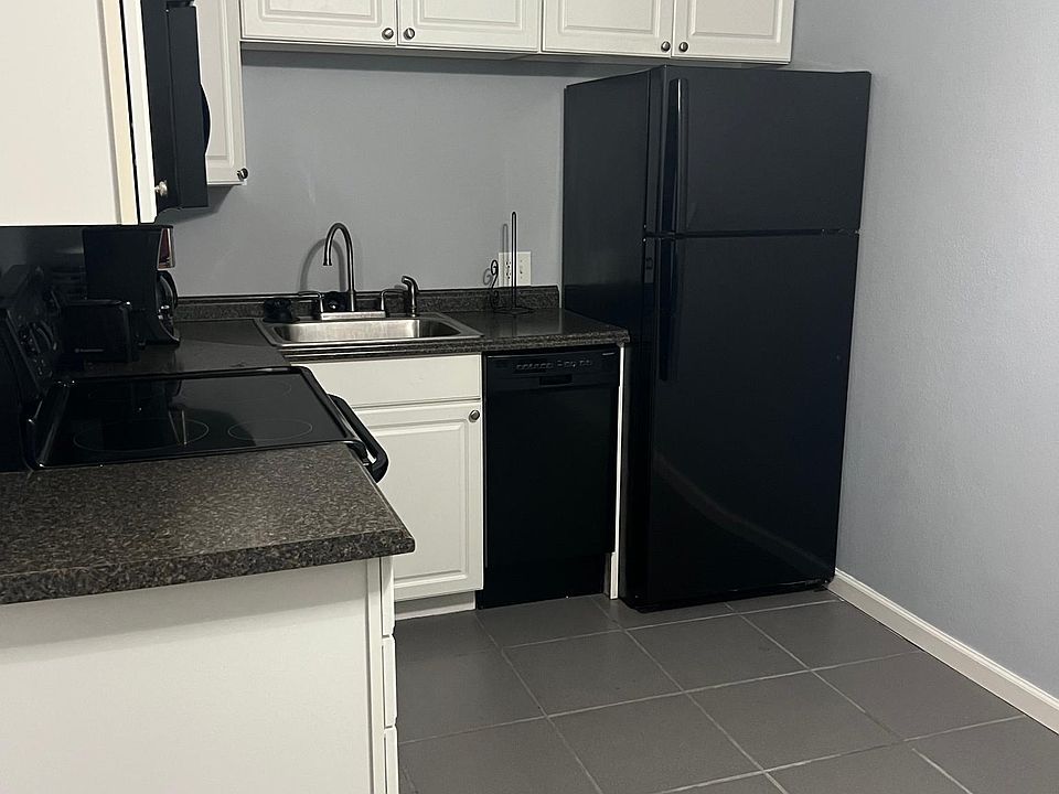 1st image of 2811 Pembroke Ln #11