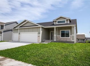 9712 Larchwood Dr, West Des Moines, IA 50266