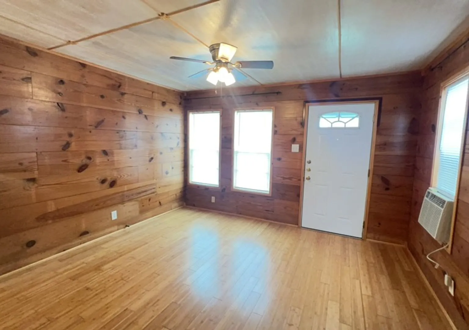 2716 Deer - 3 Bed/2 Bath - $1275 — Photo 3
