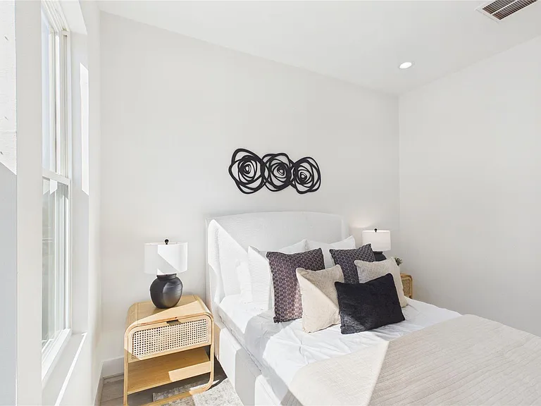 2421 Harrington St — Photo 44
