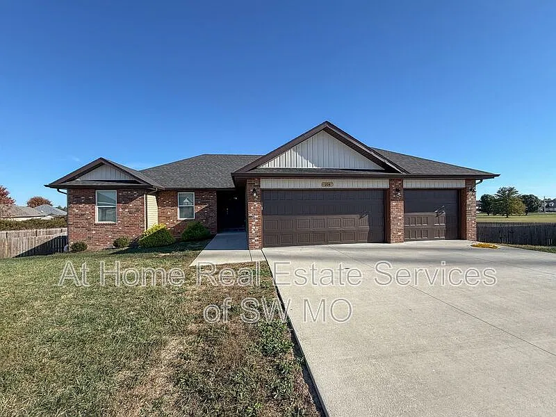 4 bed, 2.0 bath, 1511 sqft, $1,955 — Photo 2