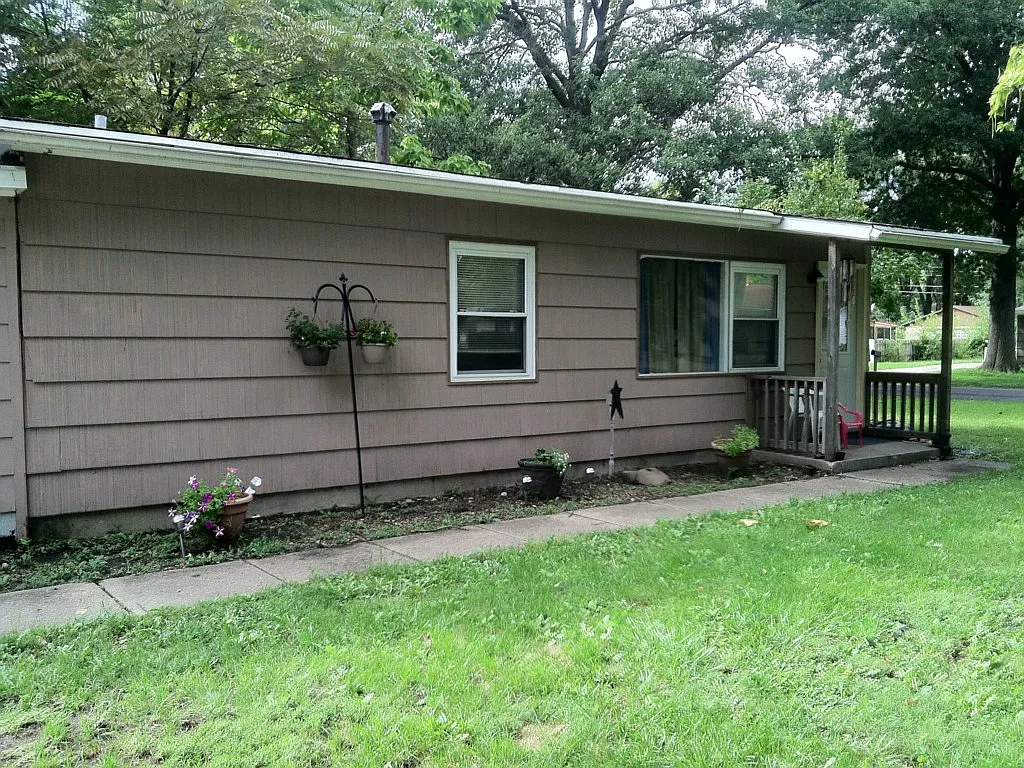 1823 Parkdale Dr photo 1