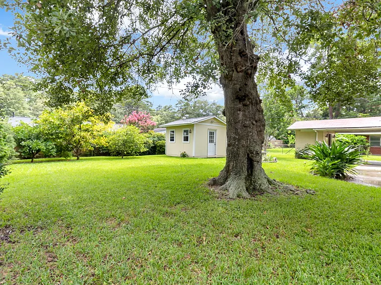 319 Tanglewood Rd — Photo 14