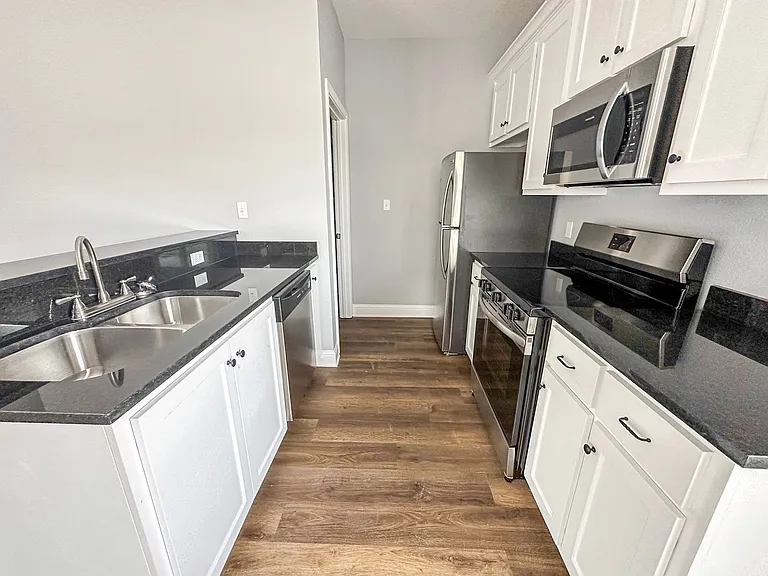 100-102 Vitava Dr W — Photo 6