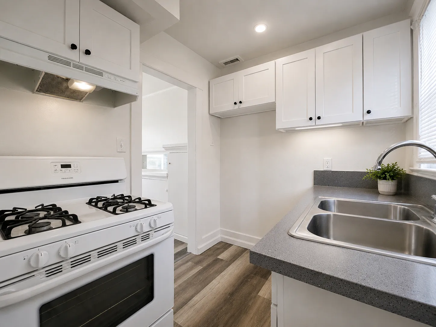 2 bed, 950 sqft, $2,700 — Photo 3