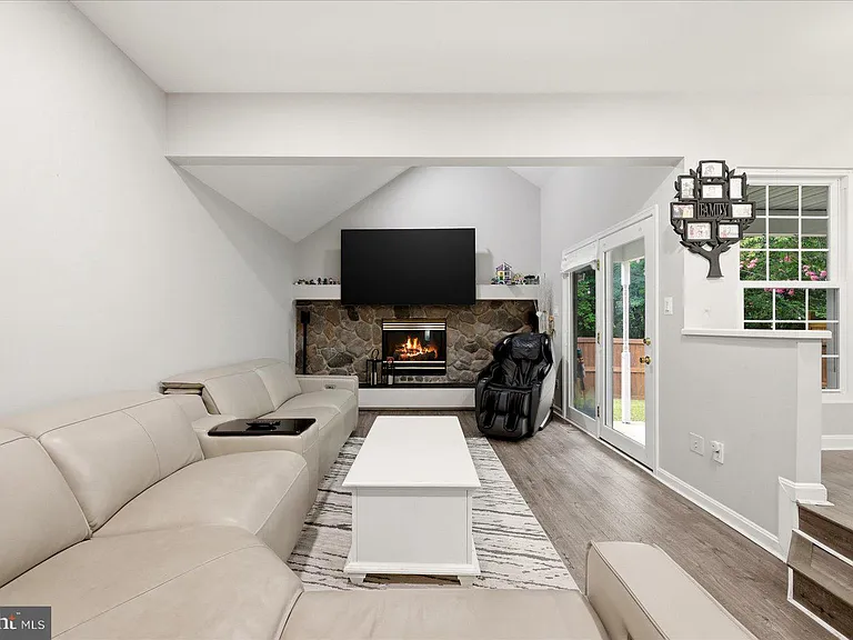 13118 Hearthside Ln — Photo 6