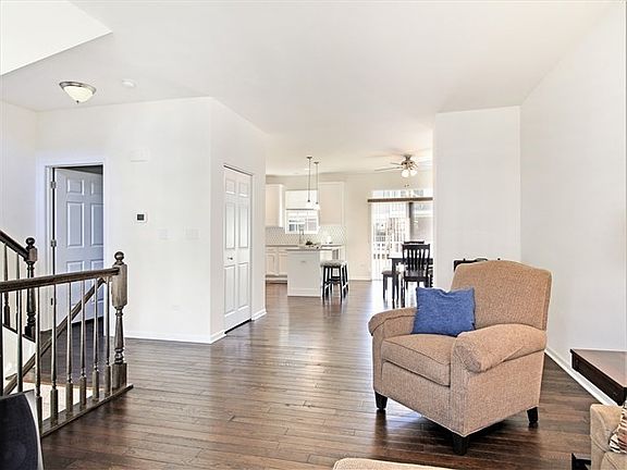 5th image of 2539 Dunraven Ave