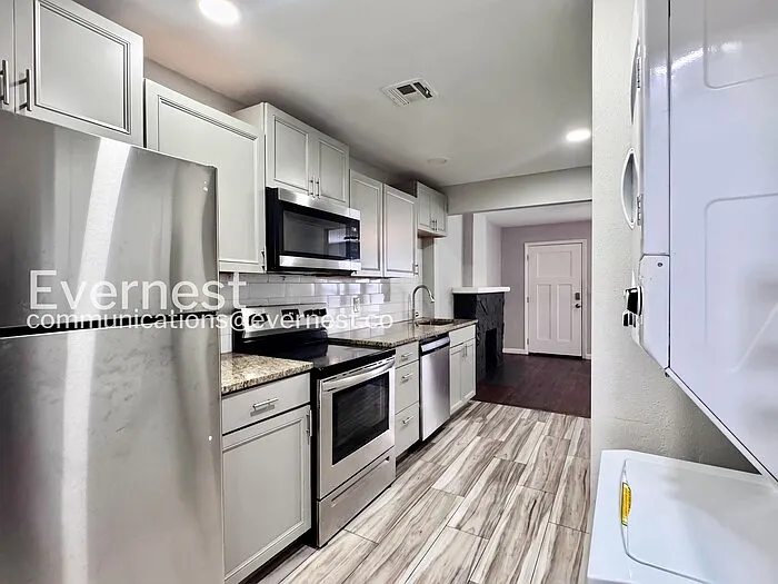 613 E Xyler St — Photo 6