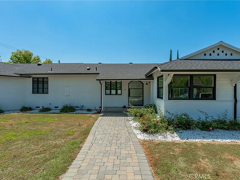 22960 Calvert St — Photo 7