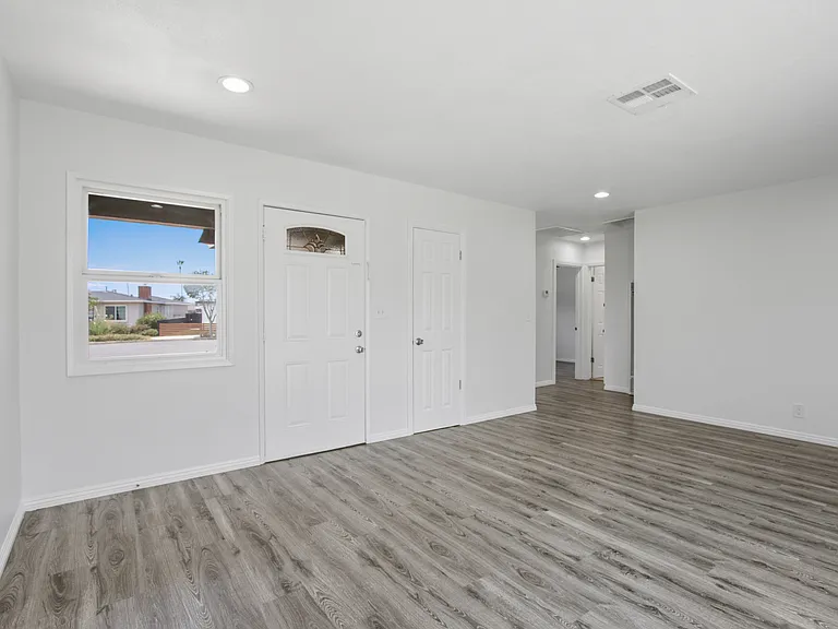 785 N Victoria Dr — Photo 3