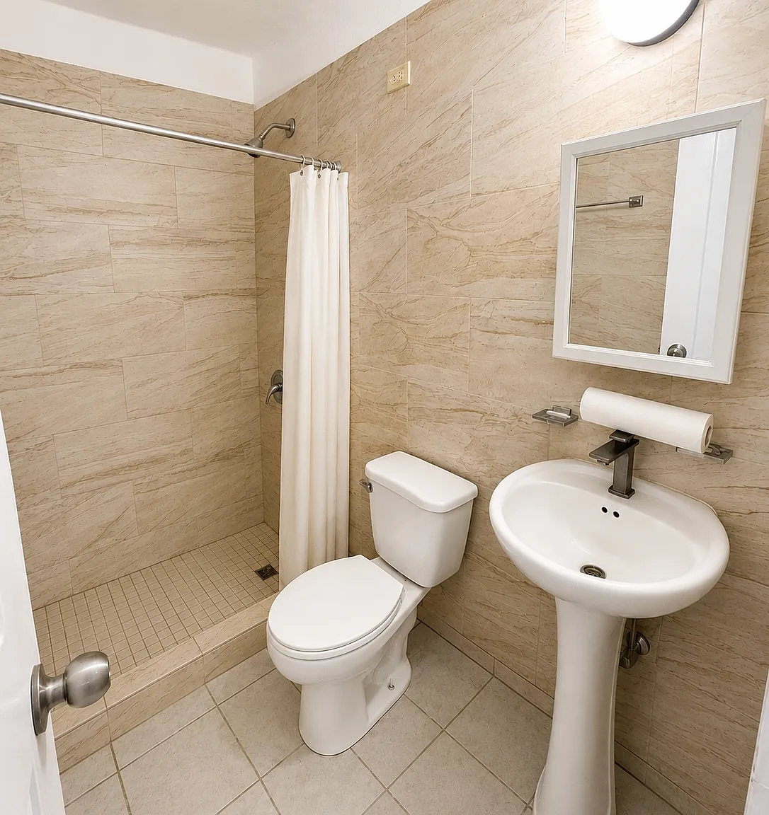 3 bed, 1.0 bath, 1100 sqft — Photo 3
