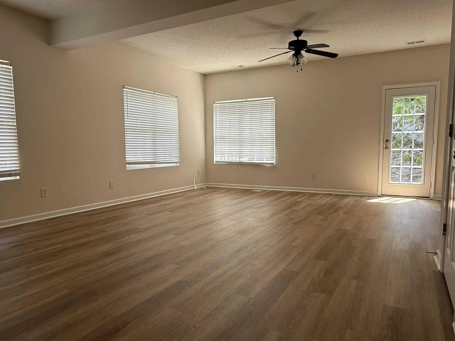 3 bed, 2.5 bath, 1448 sqft, $1,850 — Photo 1