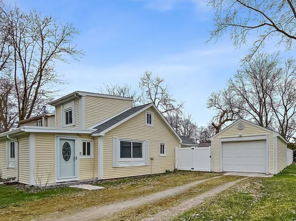 39 Pine Dr, Whitmore Lake, MI 48189