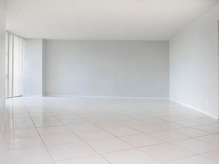 800 Parkview Dr #411 — Photo 4