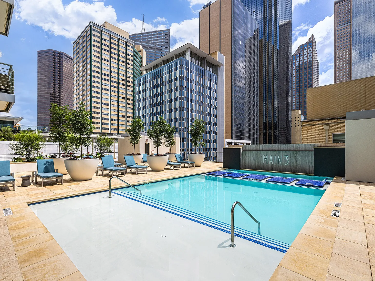 Main 3 Downtown — Photo 3