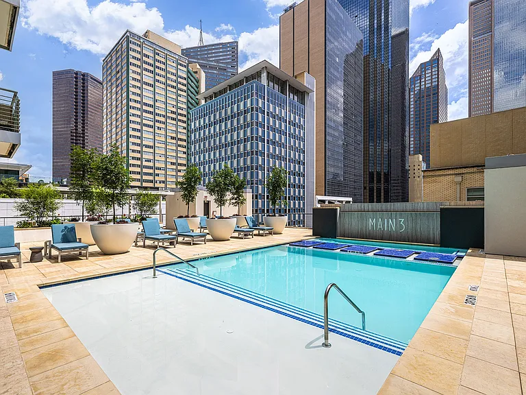 Main 3 Downtown — Photo 3