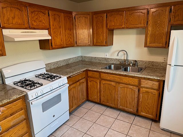 granite counters and gas stove kitchen