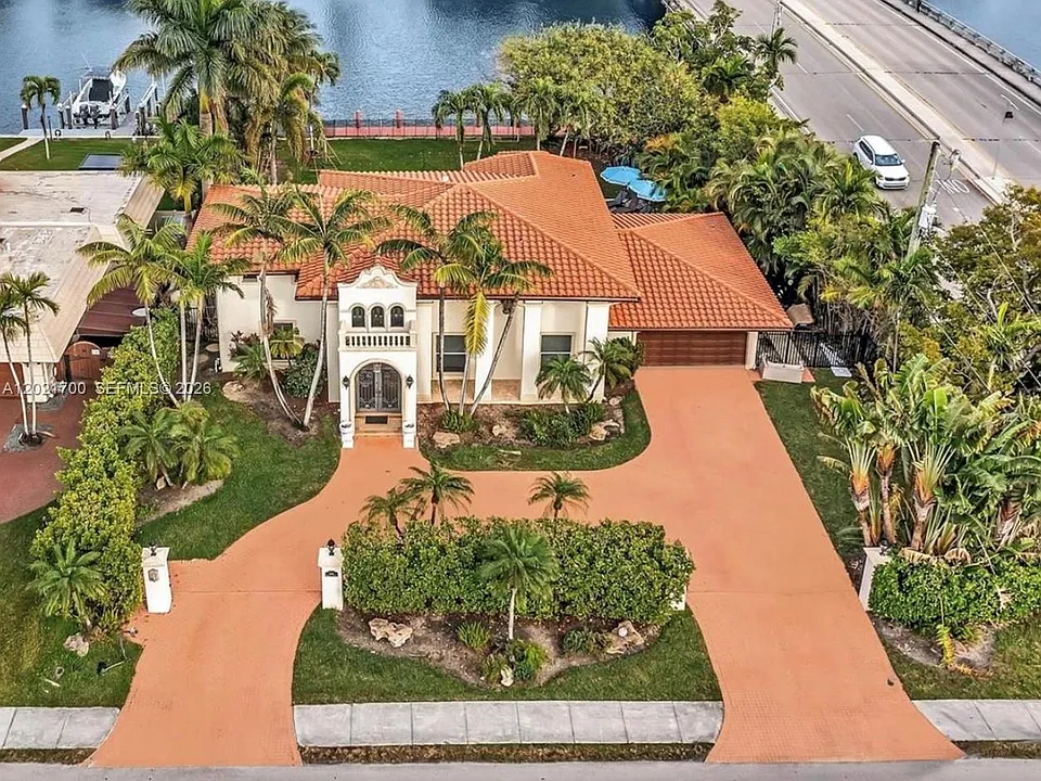 900 Diplomat Pkwy