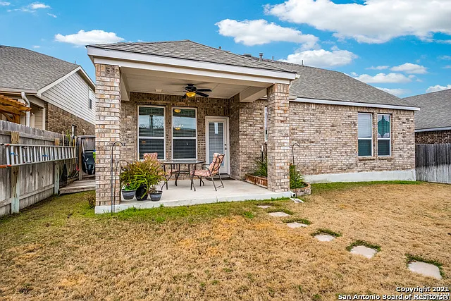 4 bed, 3.0 bath, 2510 sqft, $2,200 — Photo 3