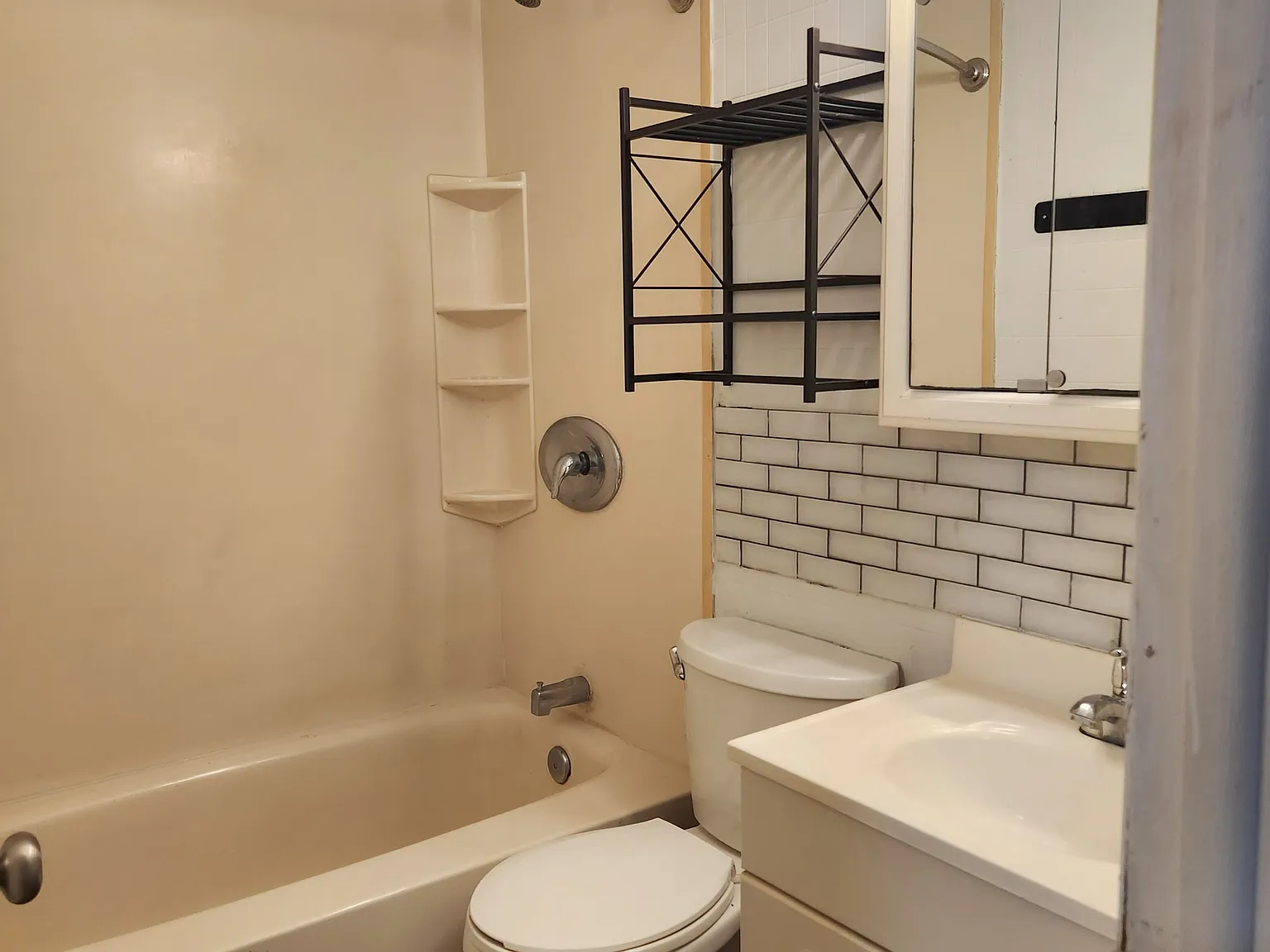 2 bed, 810 sqft, $1,100 — Photo 2