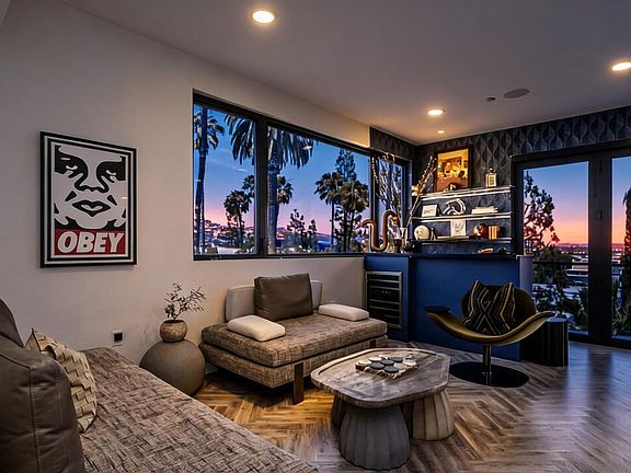 4th image of 137 N Doheny Dr #2