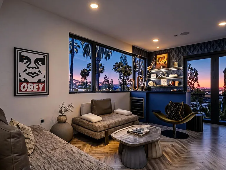 137 N Doheny Dr #2 — Photo 4