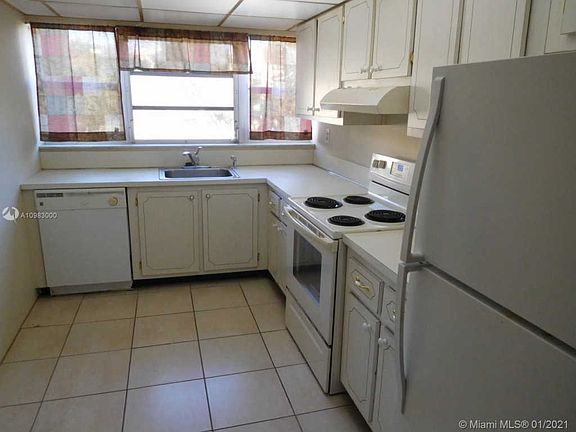 3rd image of 950 NE 199th St APT 203