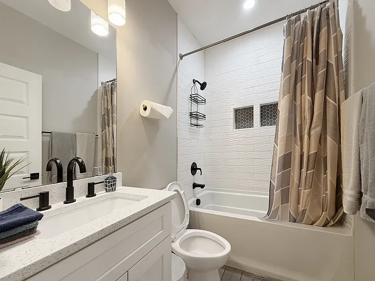 1640 Eastway Dr — Photo 10