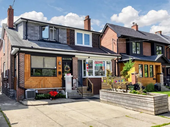 39 Exeter St, Toronto, ON M6N 1G3