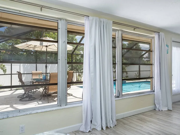 6836 Roxbury Dr — Photo 6