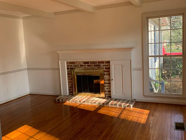 916 Greenbriar Cir — Photo 4