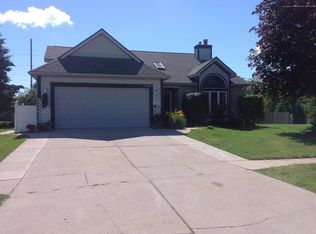 1108 Wolf Run Dr, Lansing, MI 48917