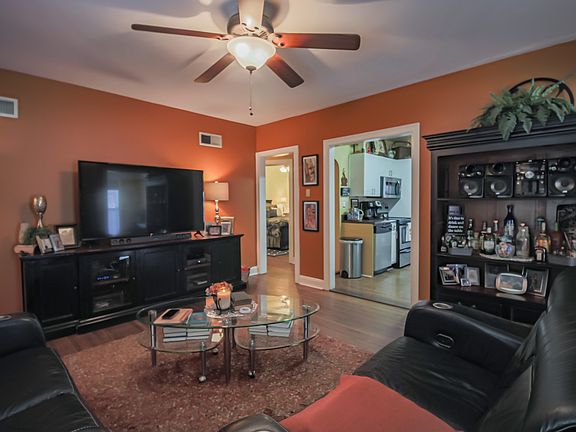 5th image of 120 S Villa Dr