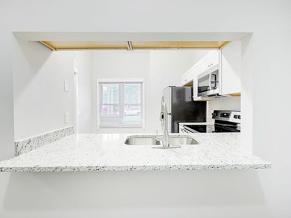 3rd image of 610 Brentmeadow Cir