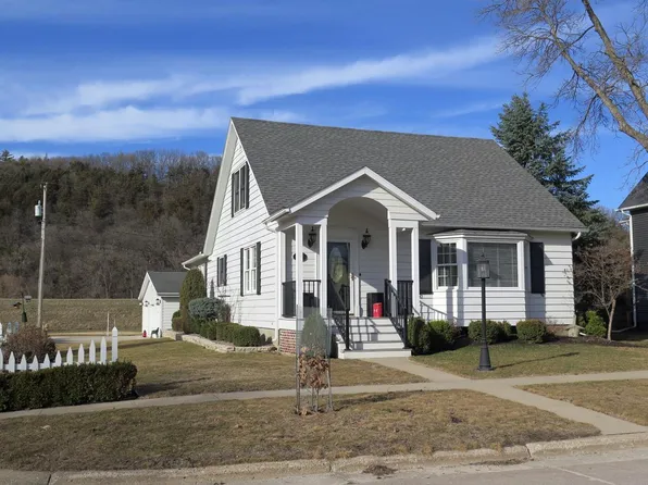 702 Winneshiek Ave, Decorah, IA 52101