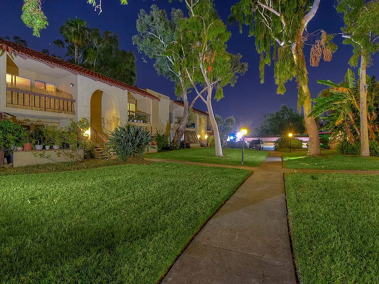 Grande Apartments - Sidewalks