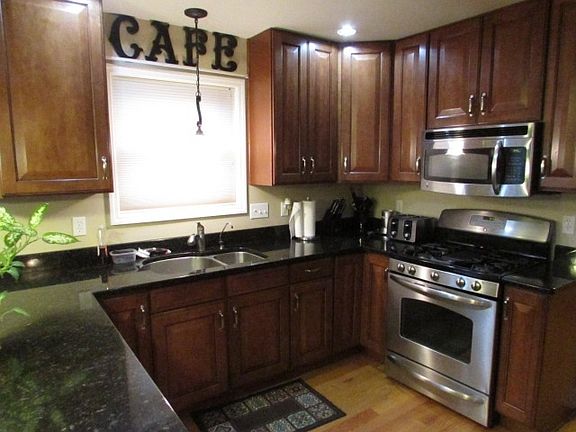 5th image of 19 Elaine Ct